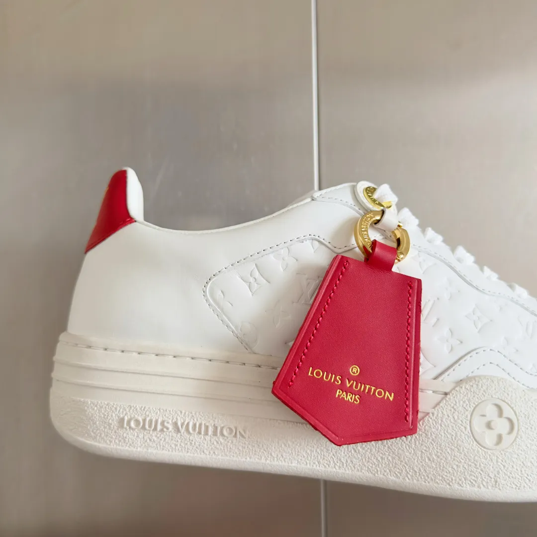 👟👟Ex-factory price 740👟👟 Top version LV Louis Vuitton L House Donkey Brand Stadium Series Casual Sports Shoes White Shoes Dexun Shoes Original purchase, development and production LV Stadium sports shoes are soft cow leather partially embossed with Monogram patterns, reproducing the retro design trend. Monogram canvas trim and toe perforations bring together exquisite details, the tongue is decorated with LV letter label, and the outsole depicts the Louis Vuitton logo. Exquisitely packaged at the delivery counter🛍📦 ▪️ Fabric: Original imported first-layer cowhide ▪️ Lining: Original imported soft sheepskin lining ▪️ Sole: Original open-molded non-slip rubber outsole ▪️ Bottom thickness: 3CM ▪️ Size: Women's 35-41